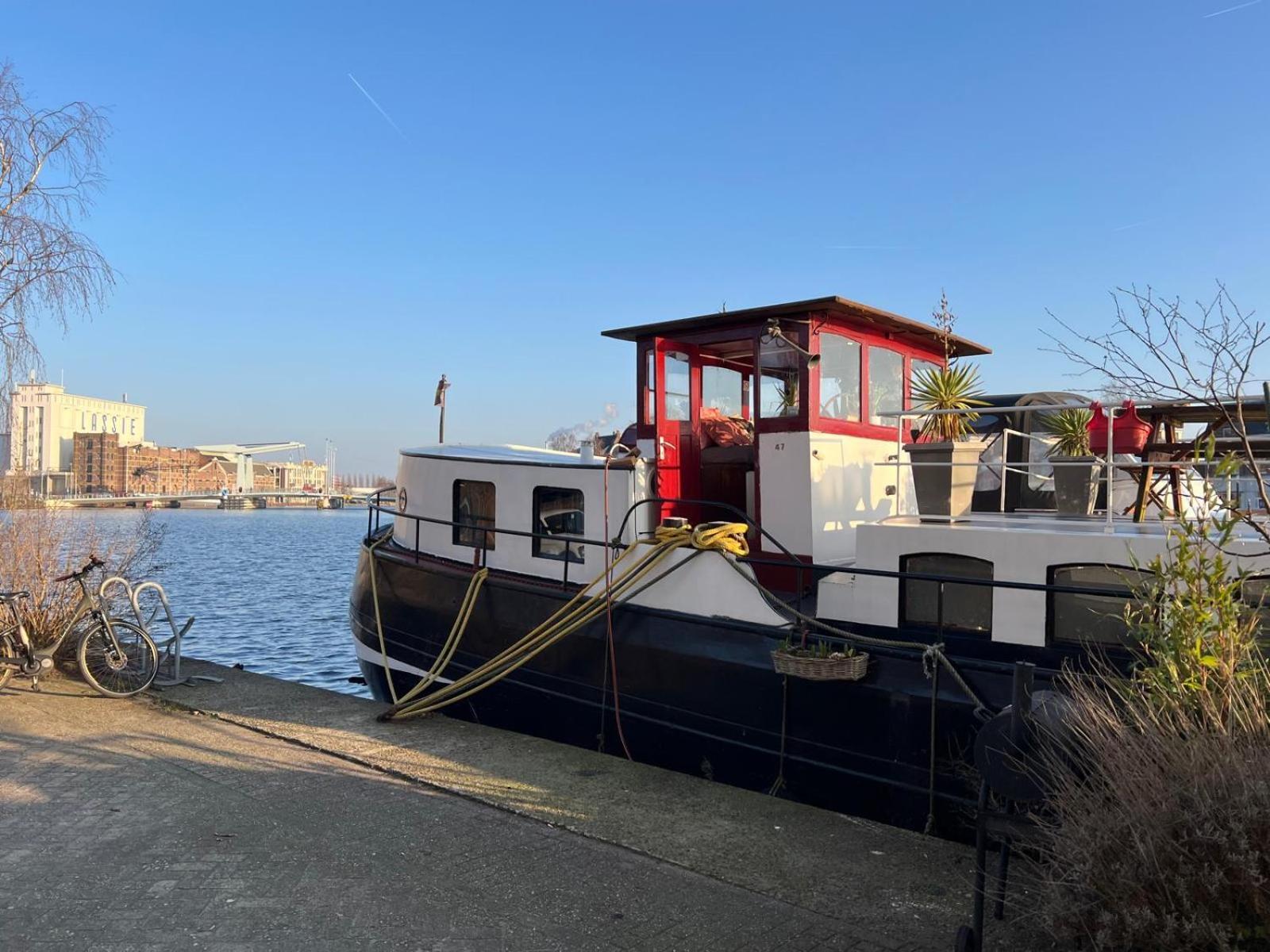 B&B Teddy "Prachtig Authentiek Woonschip Uit 1912, 15 Minuten Van Amsterdam" Wormer Exterior foto